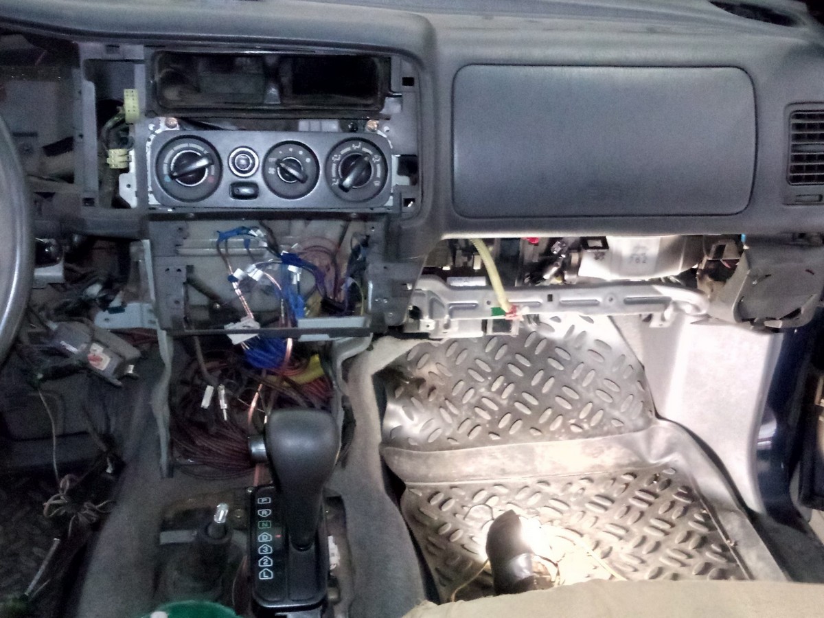 Мицубиси паджеро печка. Радиатор отопителя на Mitsubishi Pajero Sport 2014 года дизель. Радиатор отопителя салона Pajero 2. Радиатор печки Pajero Sport. Электро отопитель Паджеро 3.