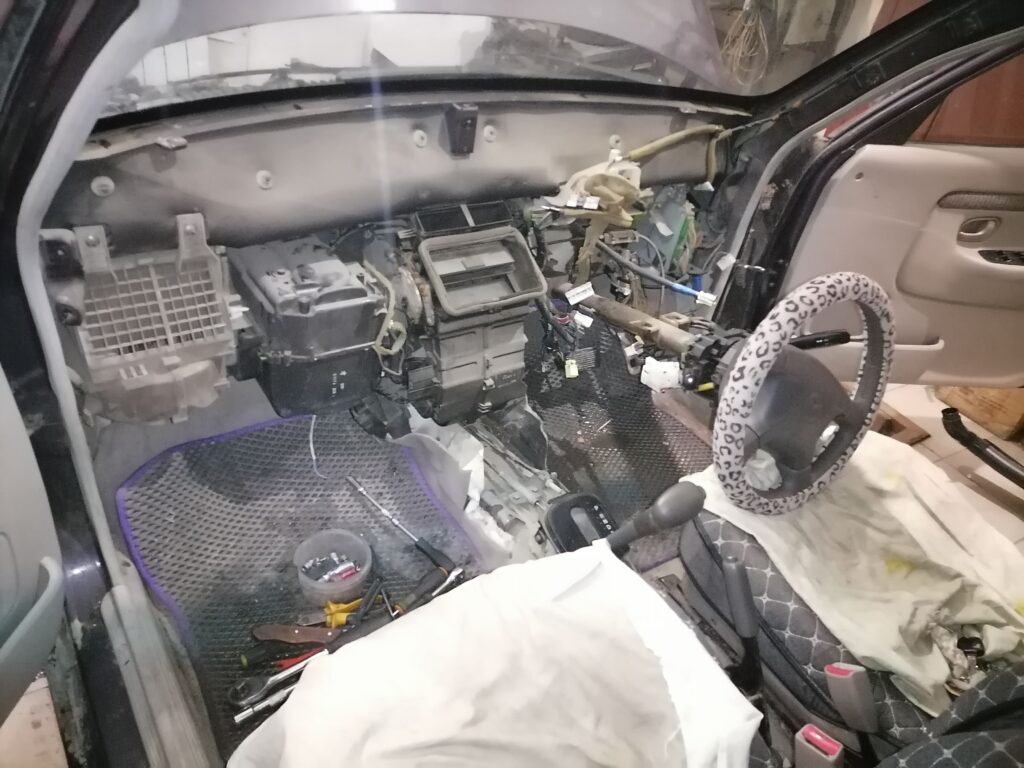 Замена радиатора печки мазда. Замена радиатора печки Мазда Демио. Замена радиатора печки спектра без снятия торпеды. Замена радиатора печки Mazda CX-9 3.7. Mazda rx8 замена радиатора печки.