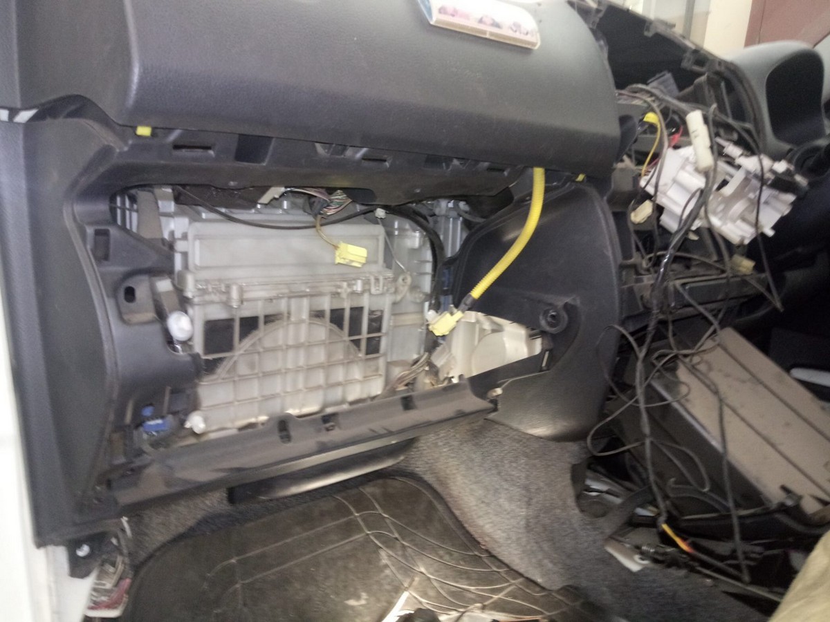 Реостат печки тойота пробокс где находится - фото